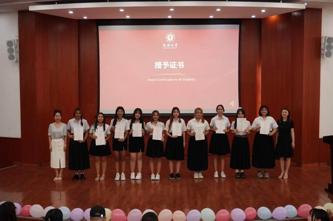 人们在看台上的人在房间里 中度可信度描述已自动生成