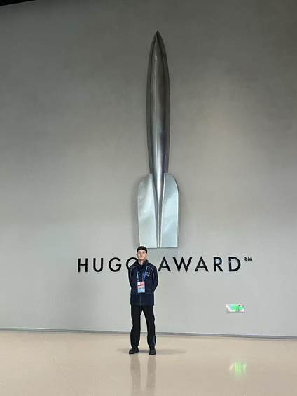 图片包含 室内, 站, 女人, 男人 AI 生成的内容可能不正确。