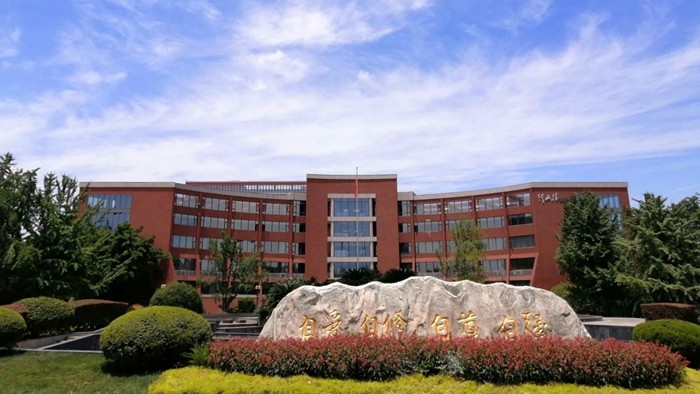 蓝天下的校训石 张亮_副本.jpg