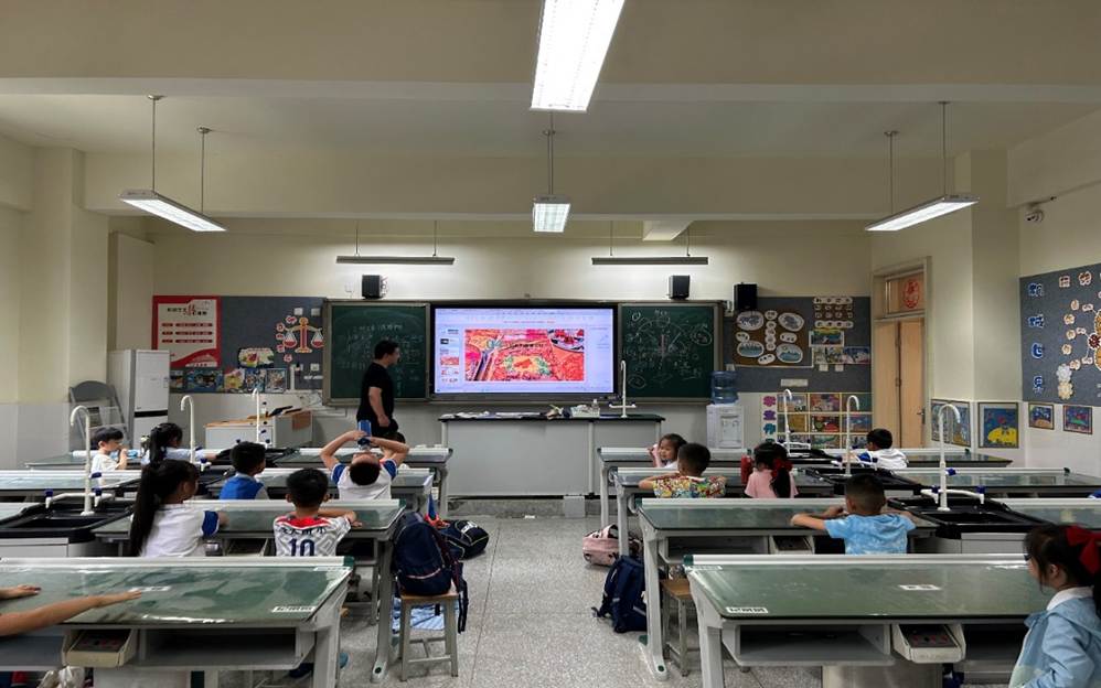 一群人在厨房里工作 AI 生成的内容可能不正确。